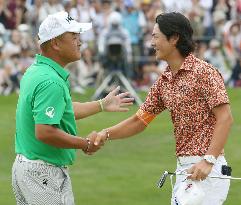 Ishikawa shakes hands with Oda after winning playoff