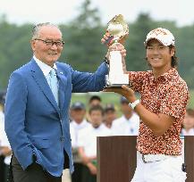 Sega Sammy Cup golf tourney winner Ishikawa gets trophy