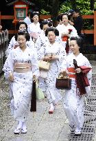 'Geisha' entertainers visit shrine for pilgrimage rite