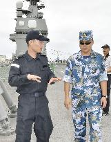 Chinese officer visits Japanese destroyer during RIMPAC