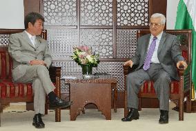 Industry minister Motegi meets with Palestinian leader Abbas