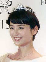 Fashion model wears diamond-studded tiara in Osaka