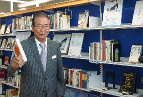 Ishihara donates 3,200 books to Zushi library