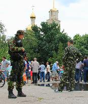 Ukrainian soldiers stand guard in Slovyansk
