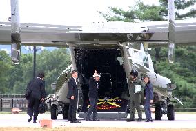 Japan's defense chief take test ride aboard Osprey