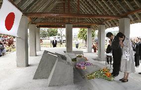 Japan PM Abe visits war memorial in Papua New Guinea