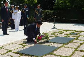 Japanese Defense Minister Onodera visits Arlington cemetery