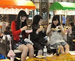 Students enjoy Asian dishes at univ. cafeteria