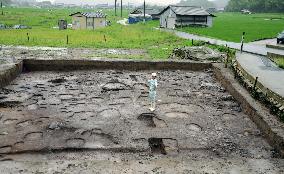 Traces of wall pillar holes found at ancient garden site
