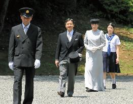 Crown Prince family visits Emperor Showa's tomb