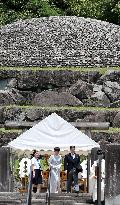 Crown Prince family visits Emperor Showa's tomb