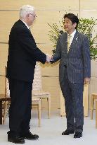 PM Abe meets CSIS head Hamre