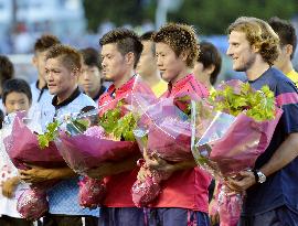 World Cup players of Cerezo, Frontale receive flowers