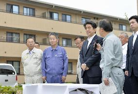 PM Abe visits dwelling complex for disaster victims