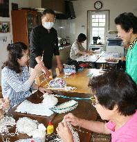 Ex-fisherman teaches knitting workshop