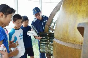 Children learn how lighthouse lens system works