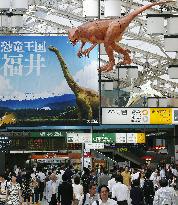 Paper dinosaurs set up in Fukui Pref.'s publicity blitz