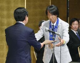 Ski jumper Kasai receives prize from gov't