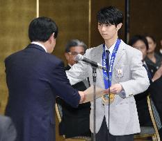 Figure skater Hanyu receives prize from gov't