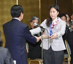 Snowboarder Takeuchi receives prize from gov't