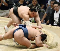 Harumafuji flattens Homasho at Nagoya sumo tournament
