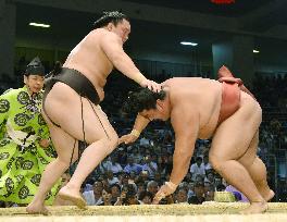 Hakuho beats Yoshikaze at Nagoya sumo tournament