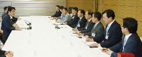PM Abe meets S. Korean press