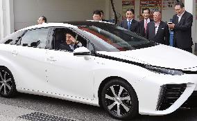 PM Abe's test drive in fuel-cell vehicle