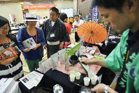 Visitors wait to sip Japanese tea at fair in Beijing