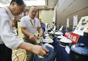Visitor checks Japanese tableware at fair in Beijing