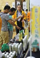 Visitors check Japanese sake at fair in Beijing