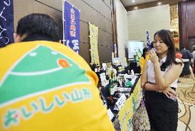 Visitor tastes Japanese sake at fair in Beijing