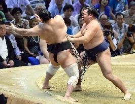 Kakuryu beats Aminishiki at Nagoya Sumo