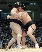 Harumafuji beats Kaisei at Nagoya Sumo