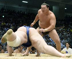 Hakuho unbeaten at Nagoya sumo tournament