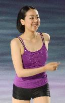 Asada appears in ice show with short hair