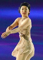 Asada appears in ice show with short hair