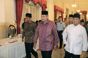 Widodo, Prabowo walk with President Yudhoyono