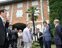 Abe visits UNESCO-registered Tomioka Silk Mill