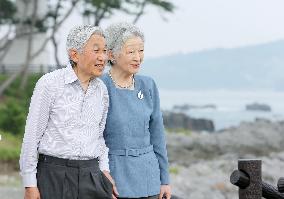 Emperor, empress visit national park in quake-hit region