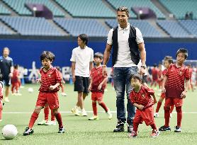 Ronaldo attends children's soccer school in Nagoya