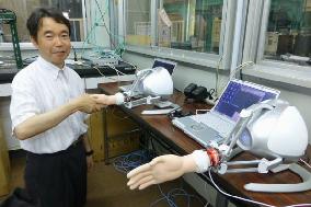 Device for remote-controlled hand shake