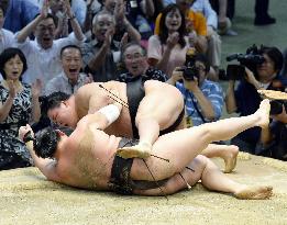 Hakuho suffers 1st loss at Nagoya sumo tournament