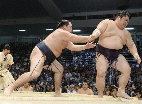 Kakuryu beats Takekaze at Nagoya sumo tournament