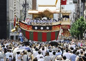 Ship-shaped float back in festival after 150-year hiatus
