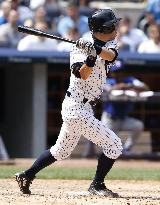 Yankees Ichiro hits single