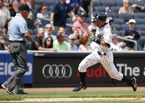 Yankees Ichiro heads to home