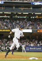 N.Y. Yankees Ichiro hits 3-run homer