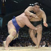 Kotoshogiku, Hakuho retain share of lead at Nagoya sumo