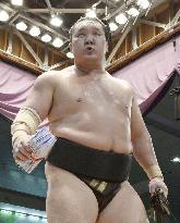 Kotoshogiku, Hakuho retain share of lead at Nagoya sumo